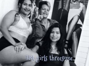 Hot_girls_threesome