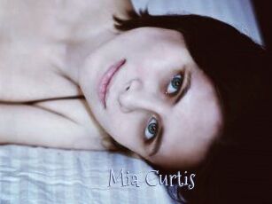 Mia_Curtis